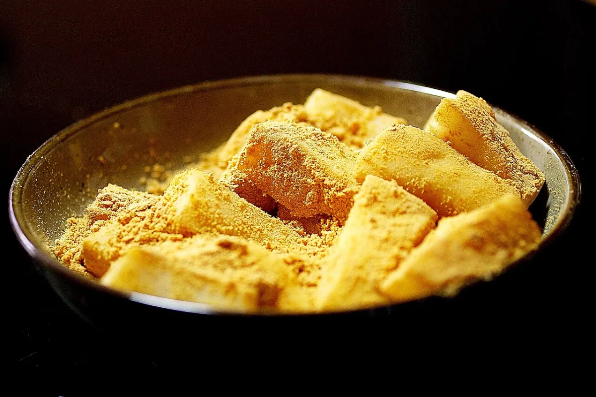 Injeolmi rice cakes coated in roasted soybean powder